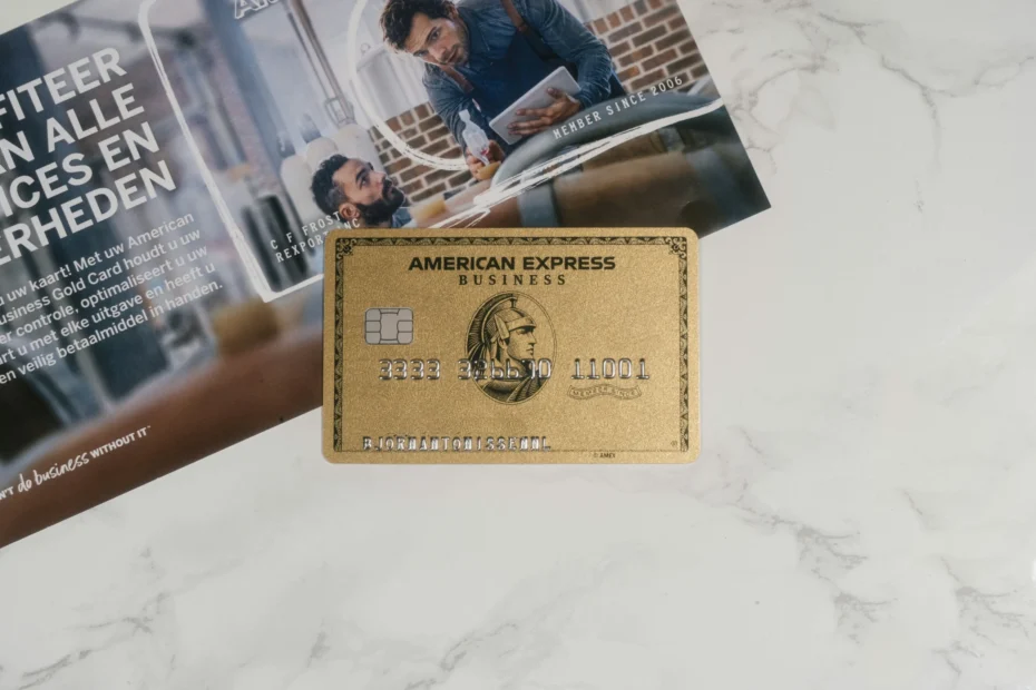 Imagen de la tarjeta American Express Gold Business, ideal para empresas que buscan beneficios exclusivos y recompensas en compras.