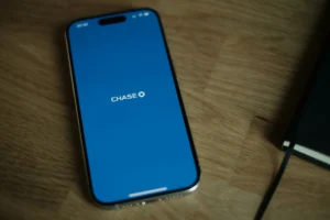 Logo de Chase mostrado em um smartphone, ideal para acessar os serviços da Chase, incluindo a solicitação da tarjeta Chase Sapphire Preferred.