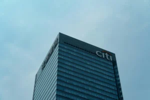 Edificio Citi con logo visible - Representando la entidad financiera Citi