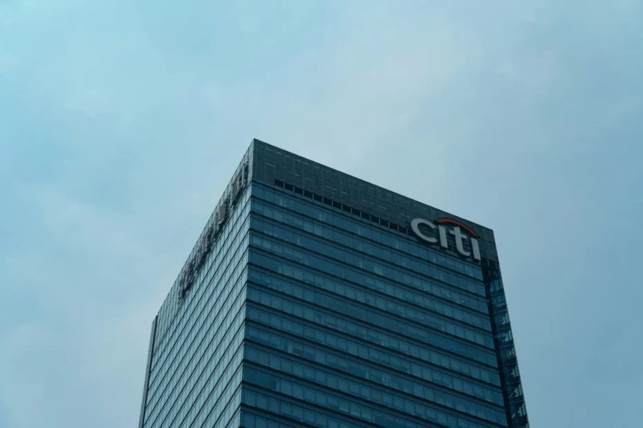 Edificio Citi con logo visible - Representando la entidad financiera Citi