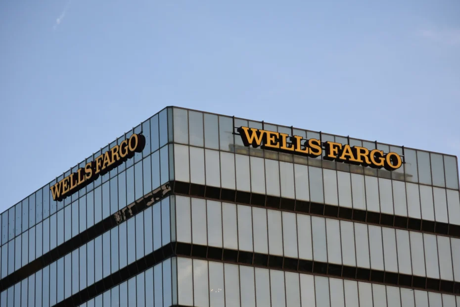 Logo de Wells Fargo en el edificio, representando la institución financiera que ofrece productos como la tarjeta Active Cash.