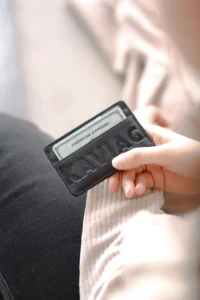 Imagen de la tarjeta The Platinum Card from American Express dentro de una billetera, representando una tarjeta premium con beneficios exclusivos.