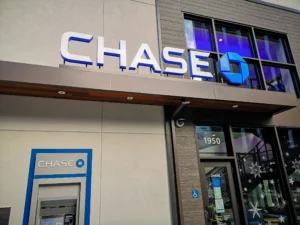 Sucursal de Chase com logo visível, representando a instituição financeira que oferece a tarjeta Chase Freedom Unlimited com benefícios exclusivos.