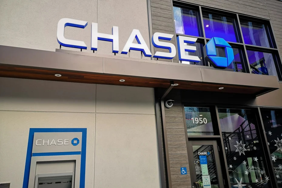 Sucursal de Chase com logo visível, representando a instituição financeira que oferece a tarjeta Chase Freedom Unlimited com benefícios exclusivos.