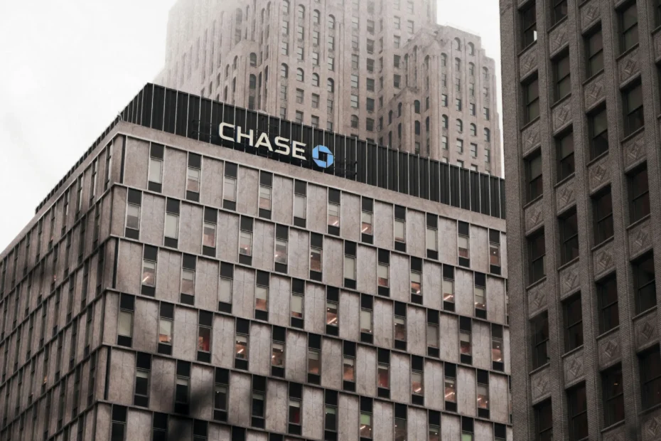 Imagen de una sucursal de Chase con el logo visible, representando la institución financiera que ofrece la tarjeta Chase Sapphire Reserve de lujo.