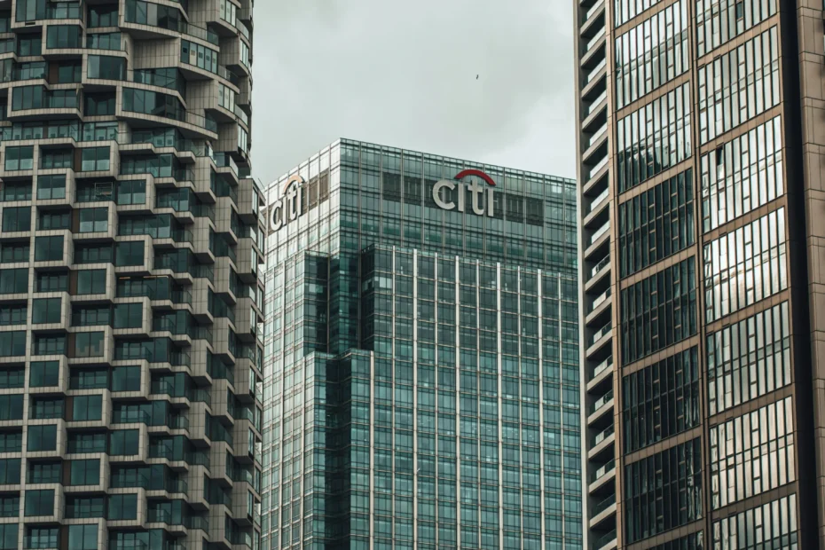 Imagen de un edificio Citi, representando la institución financiera que ofrece la tarjeta Citi Premier con beneficios exclusivos.
